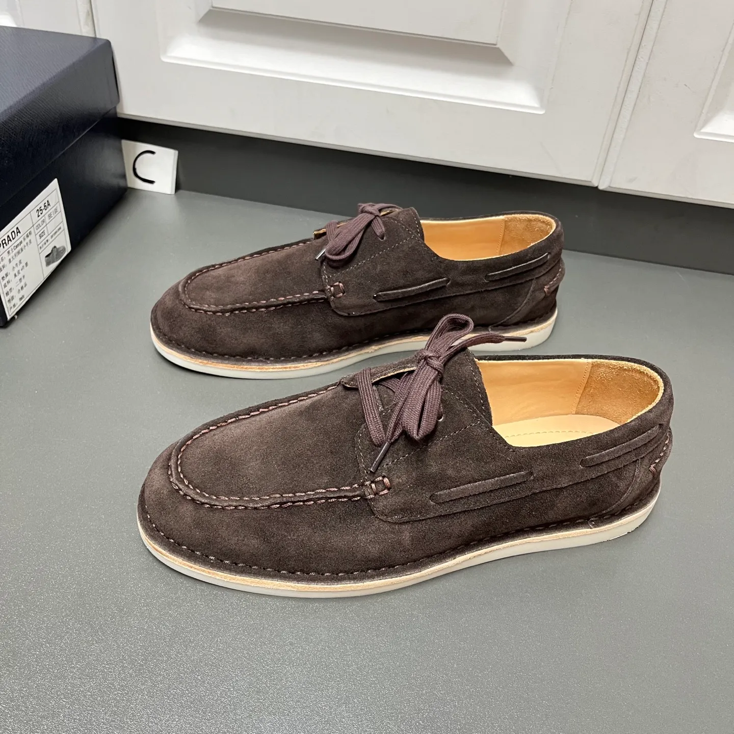 💰840 Prada men's new lace-up leather loafers. Made of flocked two-layer cow leather, these shoes combine classic design with handmade details, blending sophistication with casual comfort. Designed in a lace-up style, with open-stitched seams on the skirt, 1.5cm white rubber soles with leather welts, dyed calfskin lining, and silver-labeled cowhide feet, the style is simple and elegant. C leather shoe size: 39/40/41/42/43/44 coffee color original box packaging + dust bag